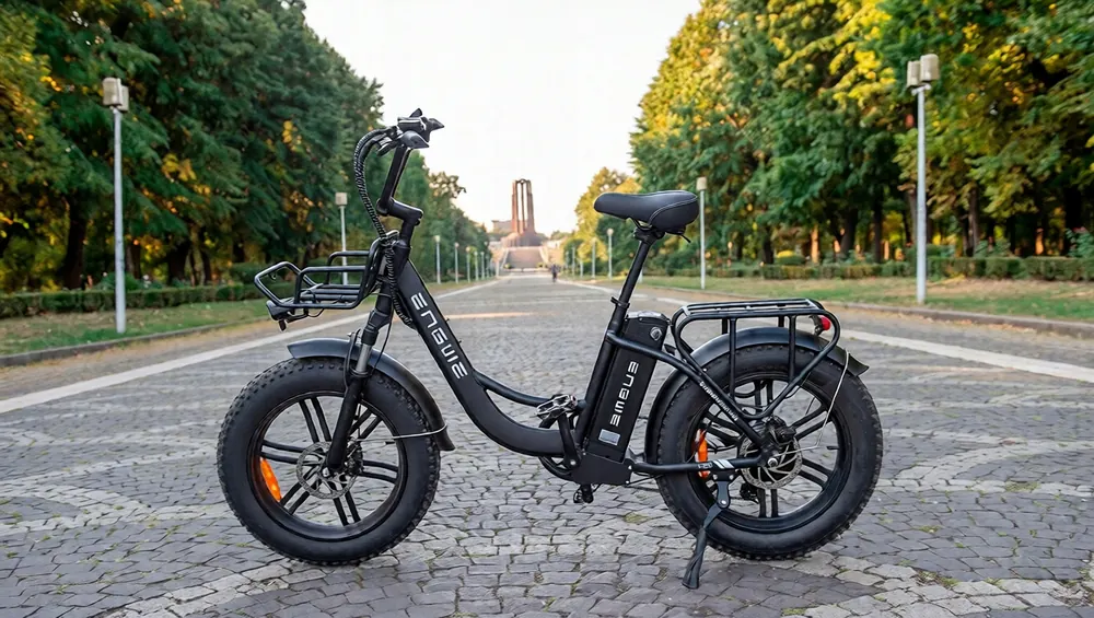 Vista laterale della ENGWE L20 Boost, bici elettrica pieghevole nera 250W