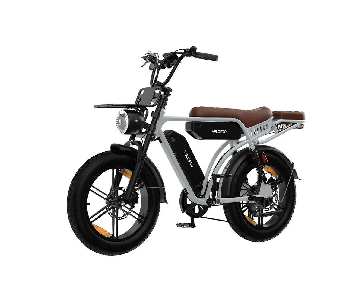 VELOPRO M9 grigia, ex PIXAR M9, fat bike elettrica retrò a doppia batteria vista di tre quarti