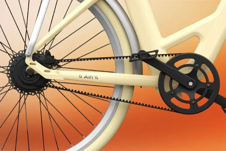 ADO Air 28 piegato con pedali pieghevoli, pronto per essere riposto o trasportato.