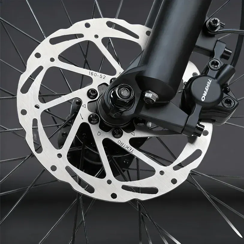ADO Air One Pro | Ultra in uso su strada urbana, con ciclista e luci anteriori accese.
