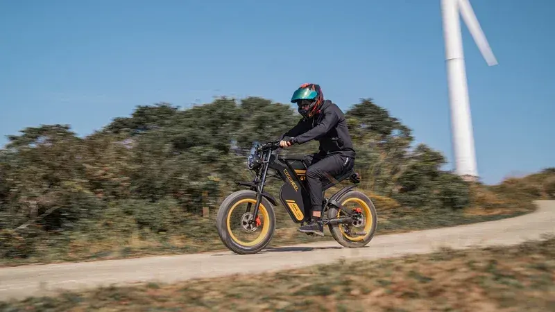 Coswheel GT20 Max con batteria doppia da 40Ah montata sul telaio, vista laterale.