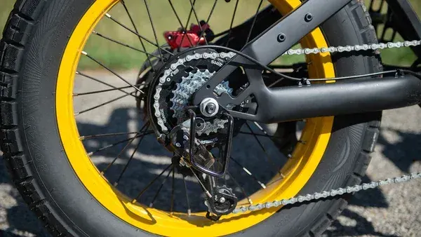 Pneumatico ARISUN da 20x4.0 pollici con battistrada aggressivo sulla Coswheel GT20 Max.