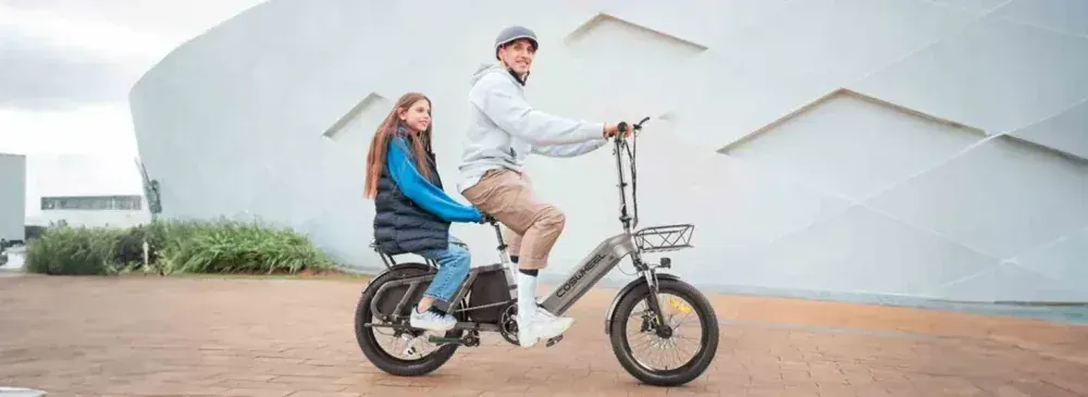 Dettaglio del motore posteriore da 250W della Coswheel HQ20, con cavi e copertura.
