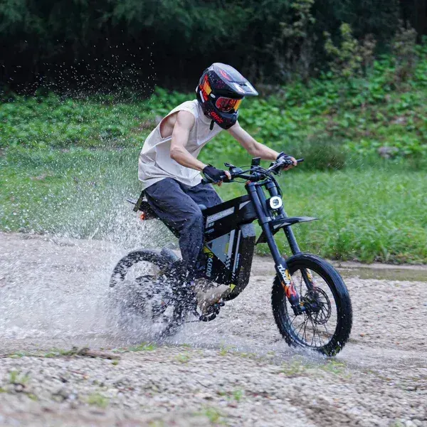 Dettaglio del motore posteriore da 7000W della Coswheel R6000, con cavi ben integrati.