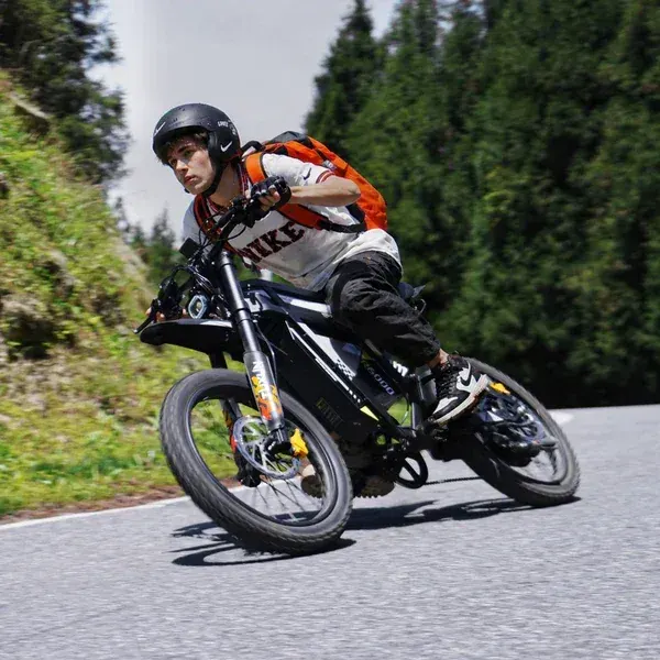 Batteria agli ioni di litio da 60V 30Ah della Coswheel R6000, rimovibile e compatta.