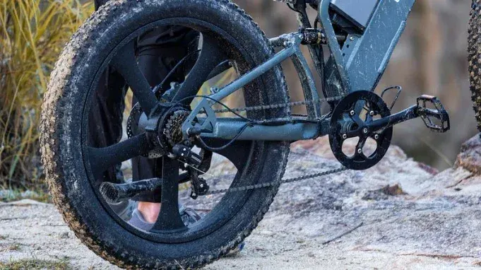 Coswheel T26, batteria rimovibile da 25Ah inserita nel telaio, vista laterale.