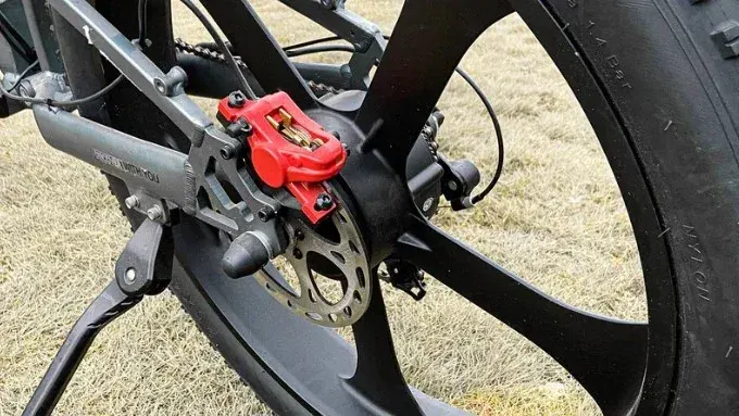 Coswheel T26, display LCD sul manubrio con velocità e batteria, primo piano.