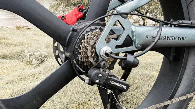 Coswheel T26, freni a disco idraulici e forcella ammortizzata anteriore.