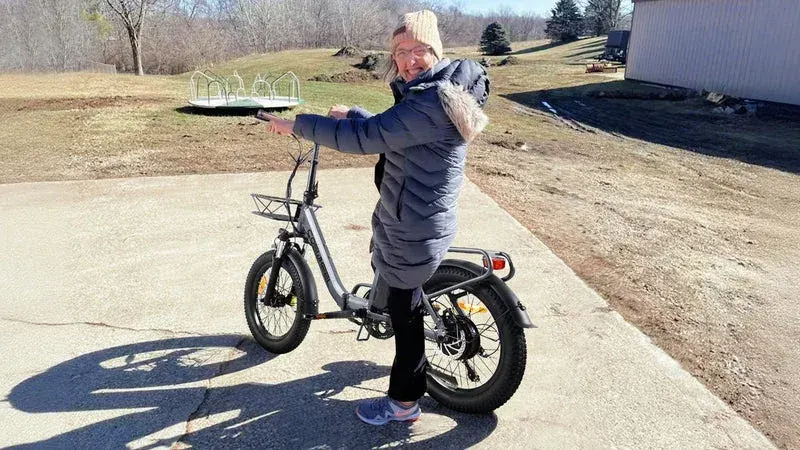 Coswheel Y20L, dettaglio del motore posteriore da 250W e del freno a disco.