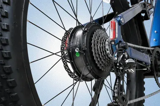 Display colorato della Cyrusher Flex montato sul manubrio, con velocità e livello di assistenza.