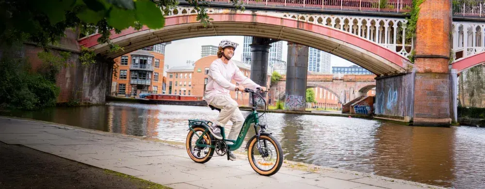 Dettaglio del motore posteriore da 250W della Cyrusher Nova, con cavi integrati.
