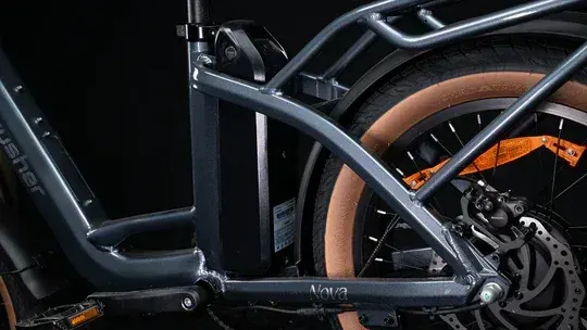 Batteria removibile da 36V 15Ah della Cyrusher Nova, estratta dal telaio per la ricarica.