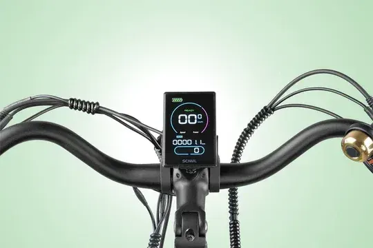Display LCD a colori della Cyrusher Sprint, montato sul manubrio, con dati di guida.