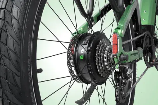 Freni a disco idraulici Tektro sulla Cyrusher Sprint, con rotore da 180 mm.