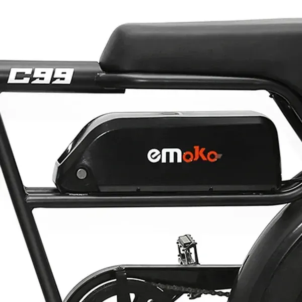 Dettaglio del motore elettrico da 250W sulla ruota posteriore della Emoko C99, con cavi ben integrati.