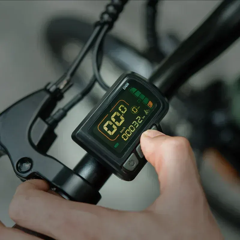Batteria rimovibile da 14.5Ah della Fafrees F26 Pro, inserita nel telaio, con chiave di sicurezza.