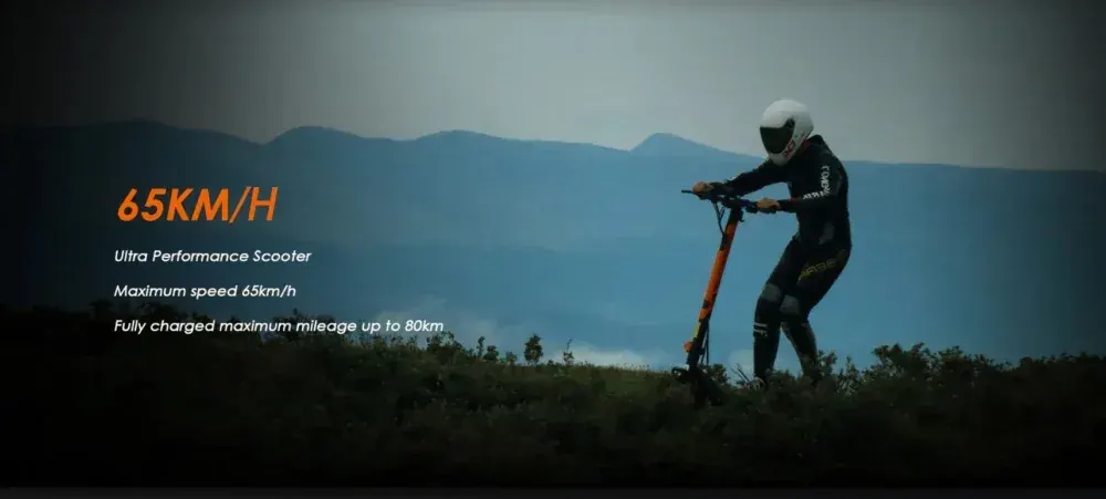 Kukirin G3 Pro piegato, compatto e portatile, appoggiato su fondo stradale.