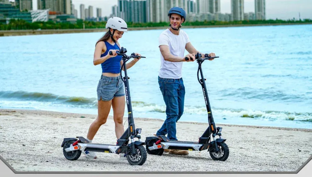 Kukirin M4 Max, display LED sul manubrio che mostra velocità e batteria, con controlli ergonomici.