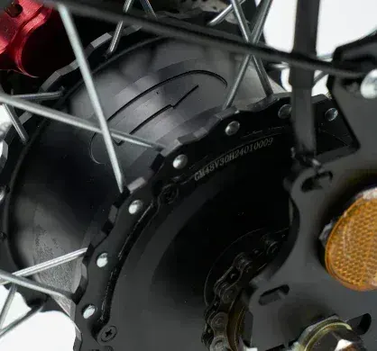 Dettaglio del motore da 2000 W di picco sulla ruota posteriore del Riding Time GT53.