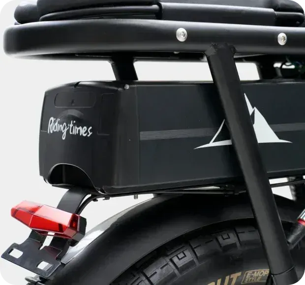 Batteria agli ioni di litio rimovibile da 48V del Riding Time GT53, estraibile dal telaio.