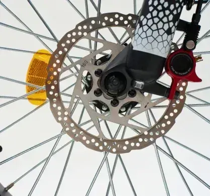 Display LED con scheda NFC sul manubrio del Riding Time GT53, con indicatori di velocità.