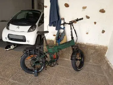 Dettaglio del motore da 250 W della Samebike RS-A02 Pro, integrato nella ruota posteriore.