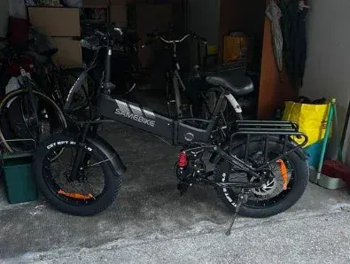 Batteria rimovibile da 48V 15Ah della Samebike RS-A02 Pro, inserita nel telaio.