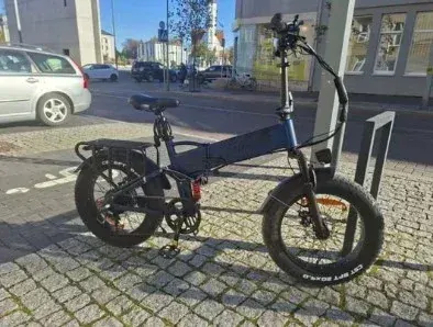 Display LCD a colori della Samebike RS-A02 Pro, che mostra velocità e batteria.