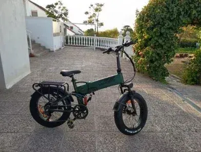 Freni a disco meccanici e forcella ammortizzata della Samebike RS-A02 Pro.