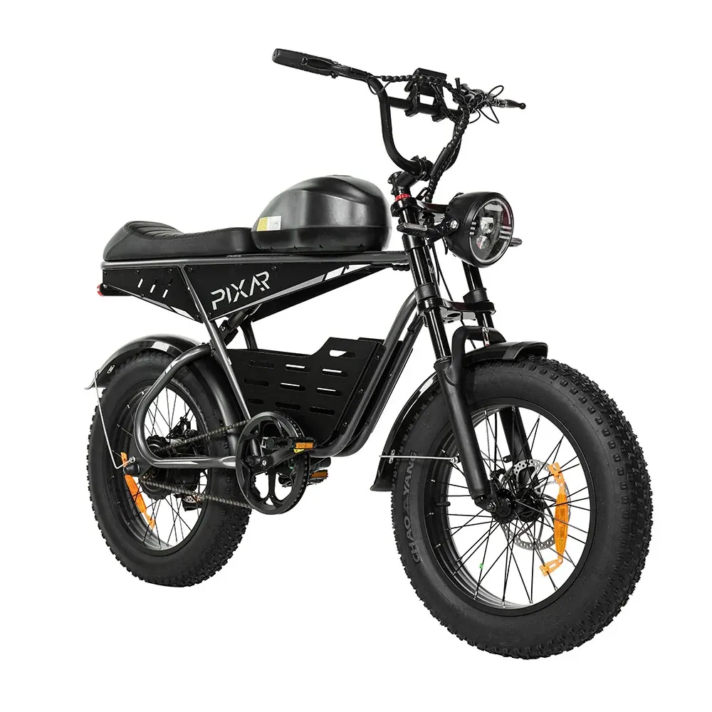 PIXAR Super nera vista di tre quarti dal davanti, con sella lunga e gomme da fat bike